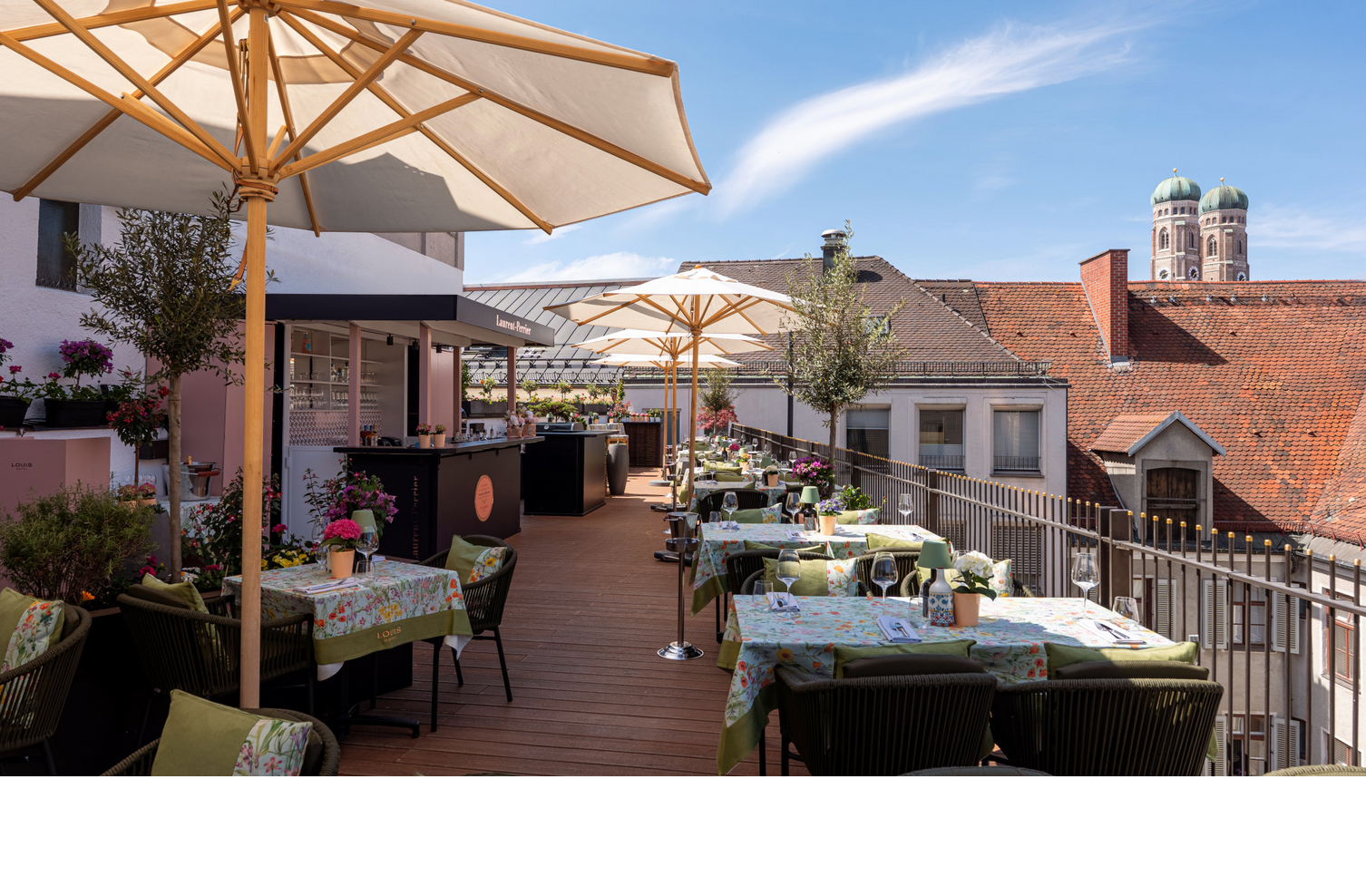 The roof terrace with parasols, plenty of colourful seating areas and a view of the Frauenkirche.