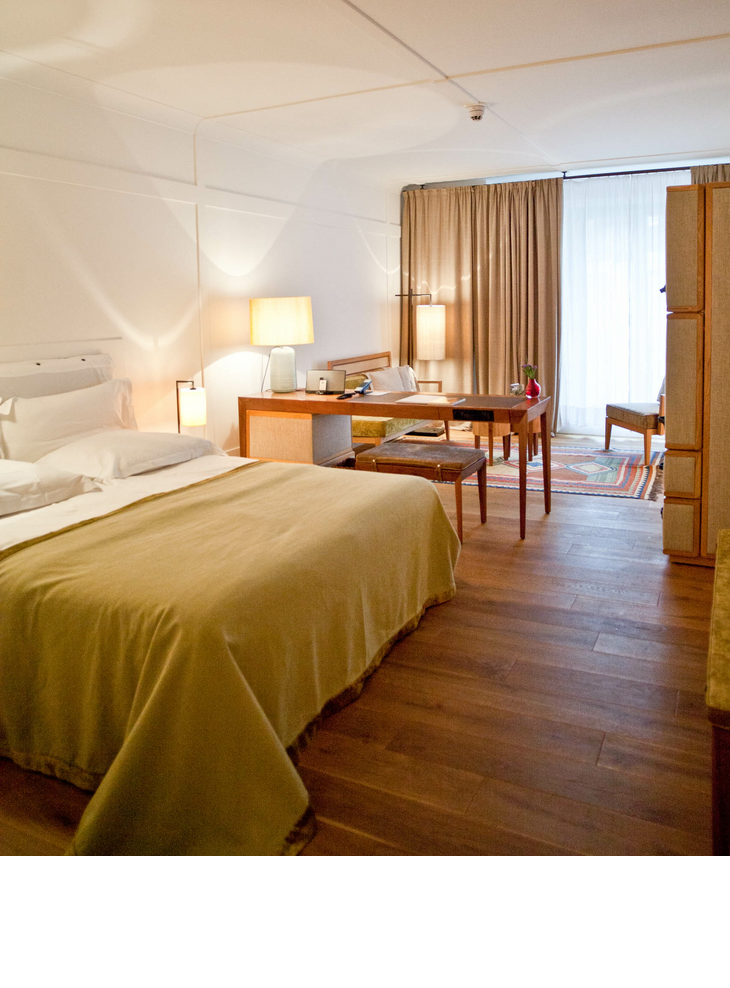 Exclusive Hotel Bed in LOUIS Hotel Courtyard Deluxe Room