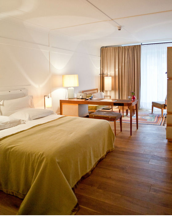 Exclusive Hotel Bed in LOUIS Hotel Courtyard Deluxe Room