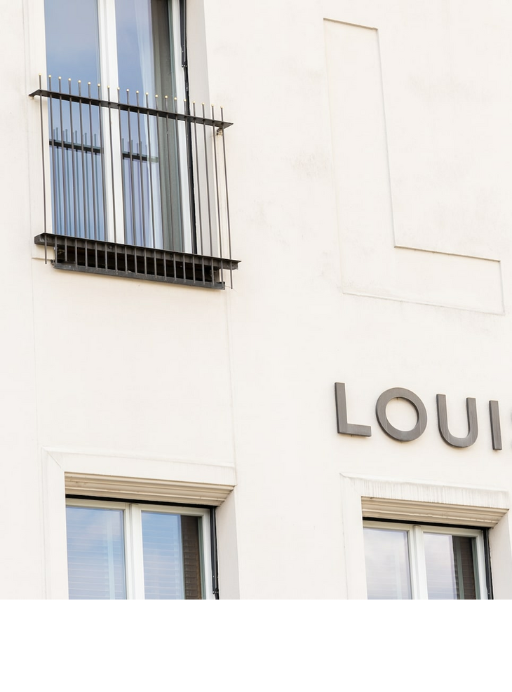 Exterior view LOUIS Hotel Munich logo Viktualienmarkt