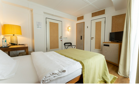 Bett im Einzelzimmer Courtyard Single im Zentrum von München im LOUIS Hotel