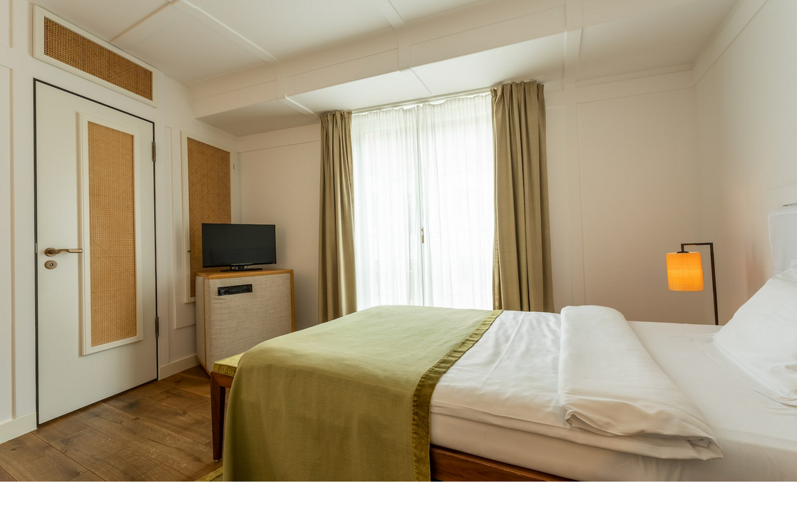 Einzelzimmer Courtyard Single mit Fernseher im Zentrum von München im LOUIS Hotel