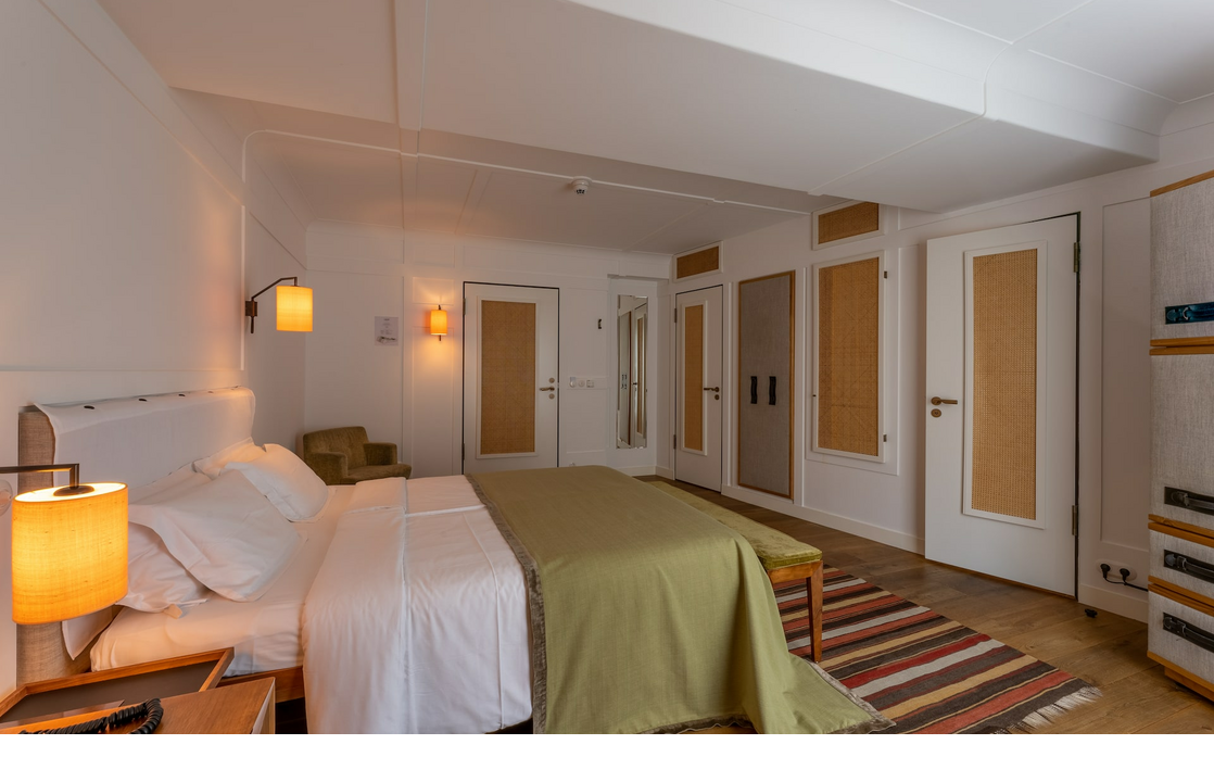 Superior Zimmer mit Doppelbett und Schränken im LOUIS Hotel Muenchen