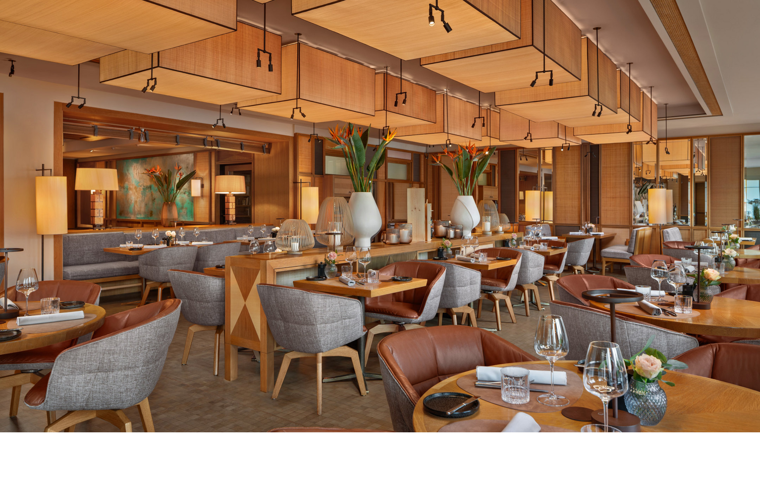 The LOUIS Grillroom am Viktualienmarkt in München Elegantes Restaurant im LOUIS Hotel München mit stilvollen Holztischen, gemütlichen Sesseln und warmem Lichtambiente.