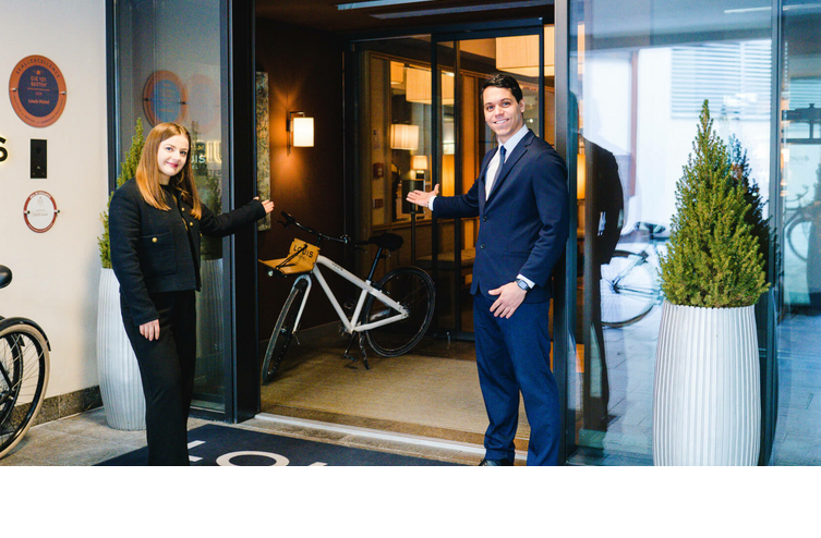 Friendly Welcom at the Entrance of the LOUIS Hotel Munich A warm welcome in front of the entrance to the LOUIS Hotel Munich