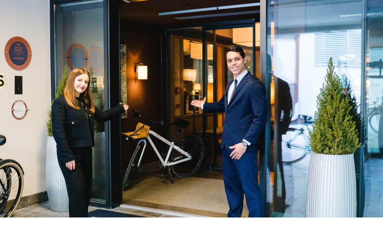 Herzliche Begrüßung vor dem Eingang des LOUIS Hotel München Herzliche Begrüßung vor dem Eingang des LOUIS Hotel München