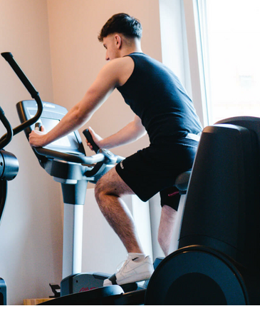 Man on a treadmill in the fitness gym of the LOUIS Hotel Munich