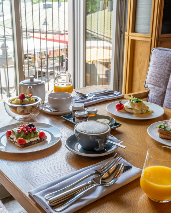 Vegan and vegetarian breakfast with views of the Viktualienmarkt at the LOUIS Hotel Munich