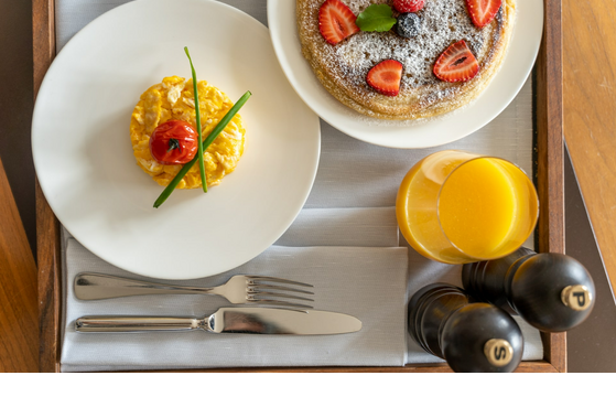 Leckeres Frühstück auf dem Hotelzimmer serviert im LOUIS Hotel Muenchen