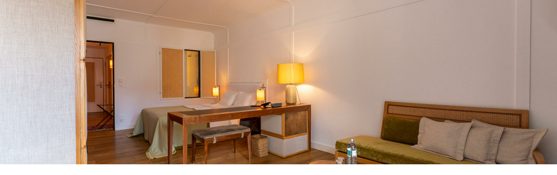 Living area with shrine table in the Market View hotel room at the LOUIS Hotel am Viktualienmarkt in Munich