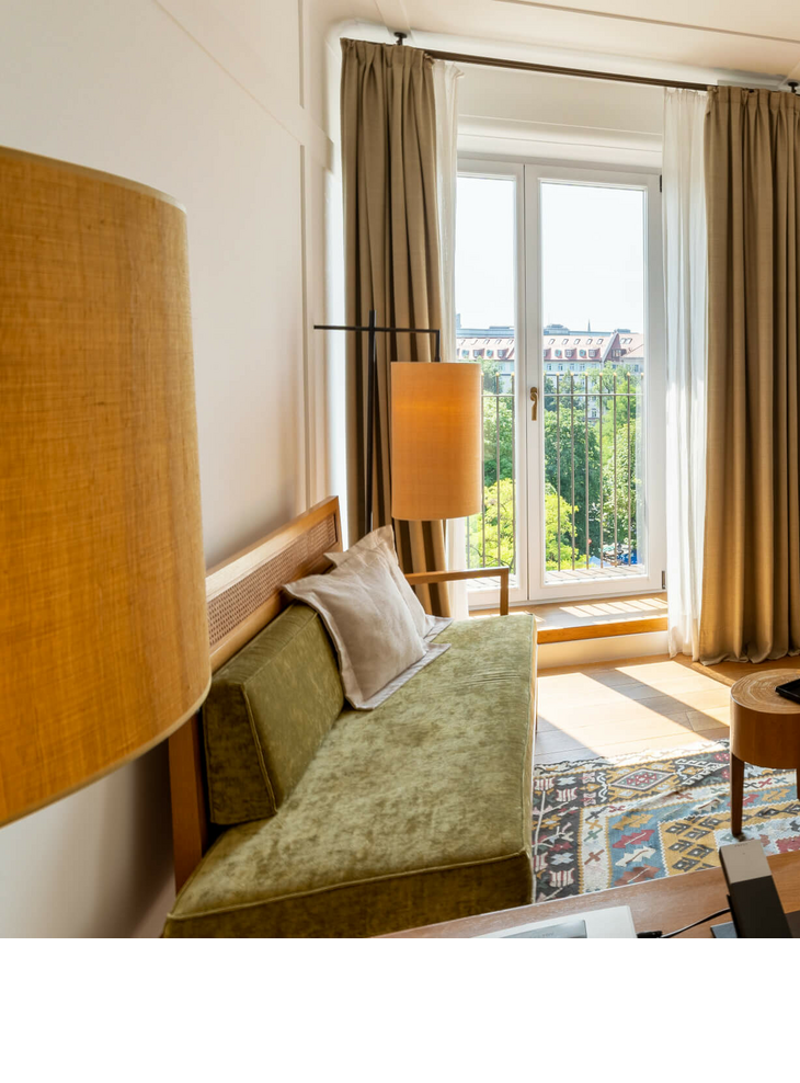 Zimmer mit herrlichem Viktualienmarkt-Blick im Market View Deluxe Zimmer des LOUIS Hotel München