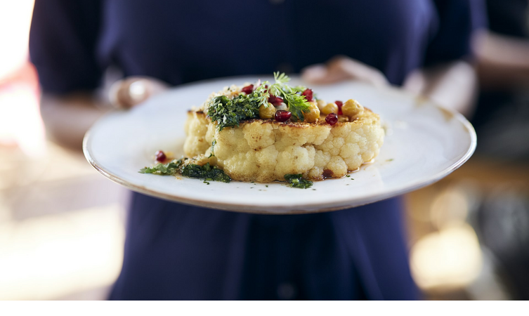 Kellner serviert vegetarisches Blumenkohlsteak im Grillroom Restaurant im LOUIS Hotel Muenchen