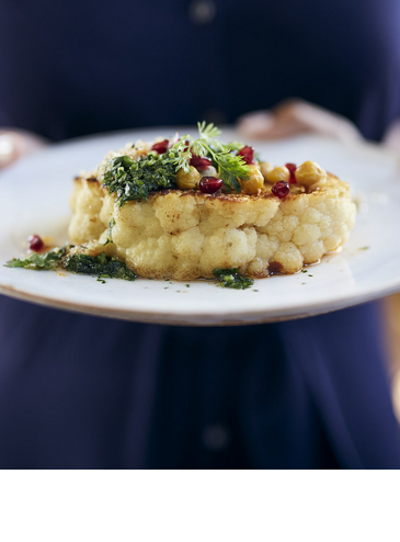 Kellner serviert vegetarisches Blumenkohlsteak im Grillroom Restaurant im LOUIS Hotel Muenchen