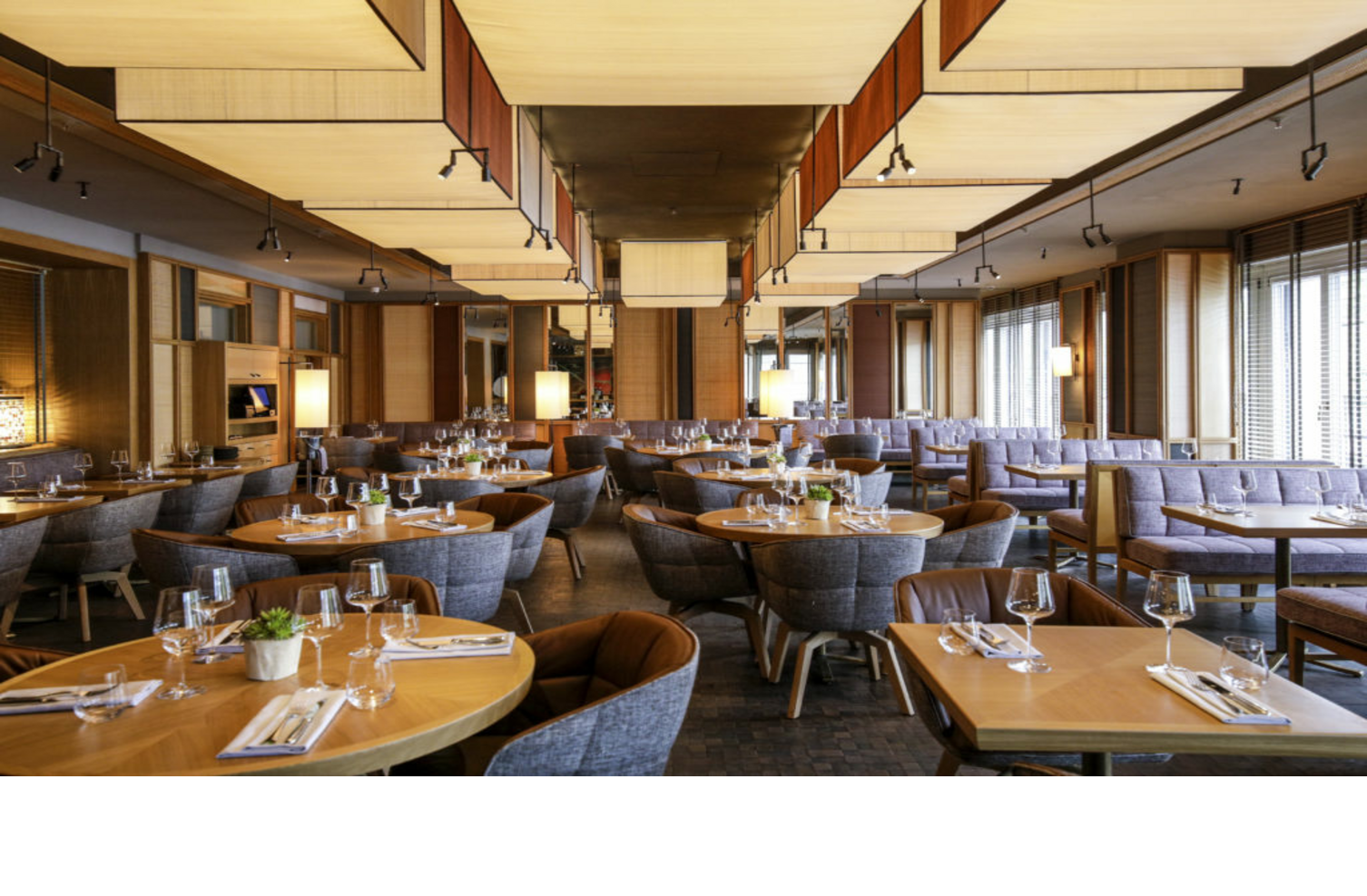 The LOUIS Grillroom l Viktualienmarkt Fruehstueck LOUIS Hotel Muenchen Modernes Restaurant im LOUIS Hotel München mit stilvollen Holztischen, gedeckt mit Gläsern und Besteck, gemütliche Sitzgelegenheiten.