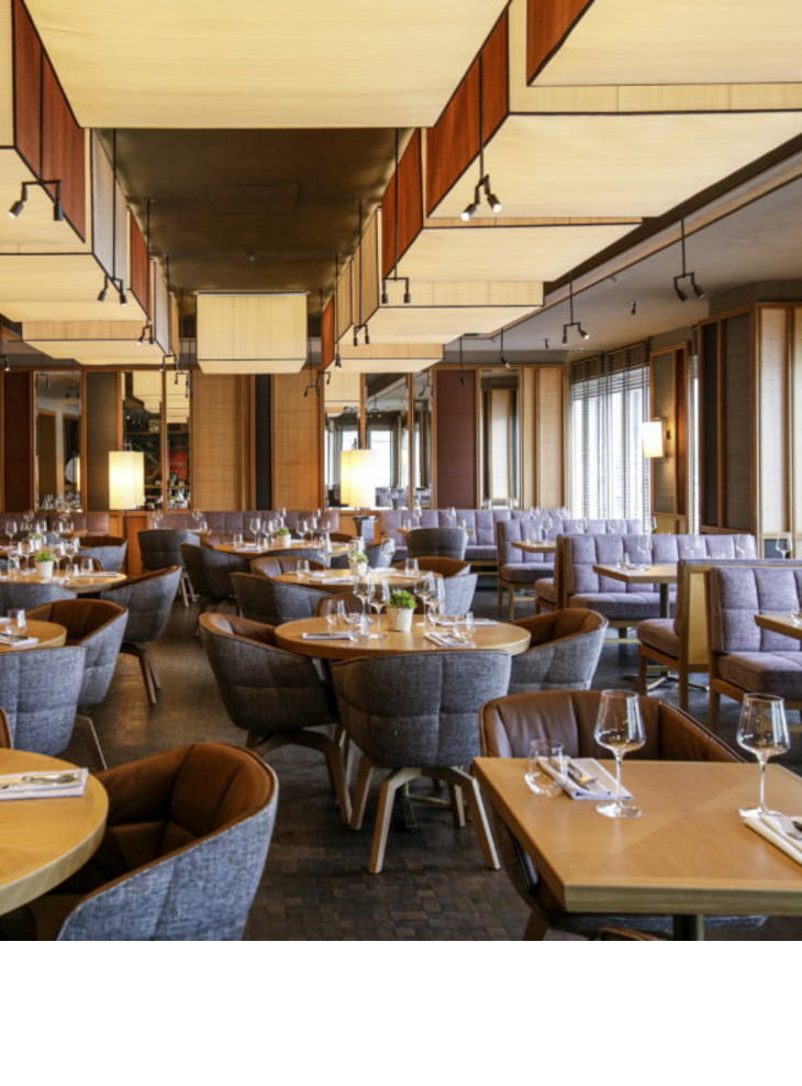 The LOUIS Grillroom l Viktualienmarkt Fruehstueck LOUIS Hotel Muenchen Modernes Restaurant im LOUIS Hotel München mit stilvollen Holztischen, gedeckt mit Gläsern und Besteck, gemütliche Sitzgelegenheiten.