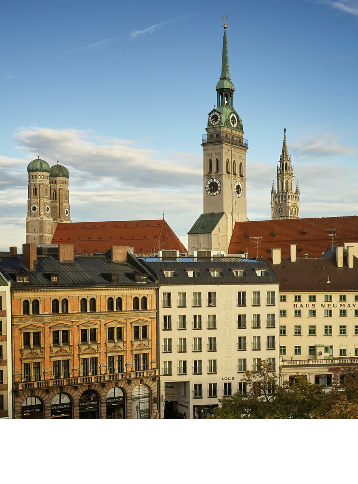 Blick über den Viktualienmarkt zum LOUIS Hotel München