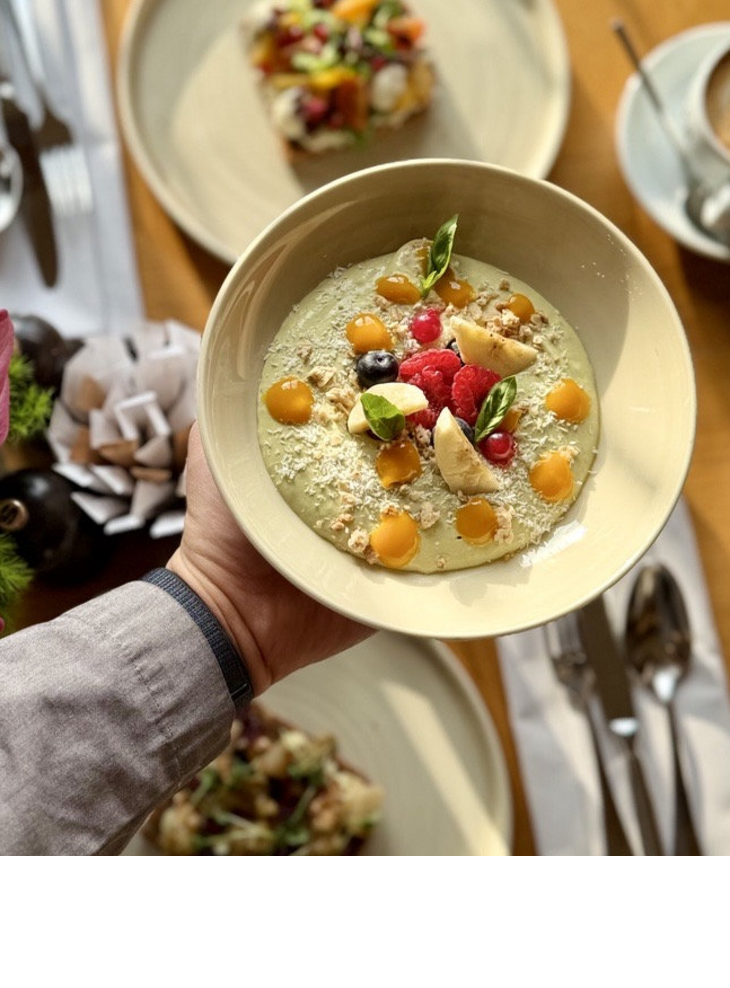Eine leckere Smoothiebowl mit frischen Früchten von der Frühstücksauswahl.