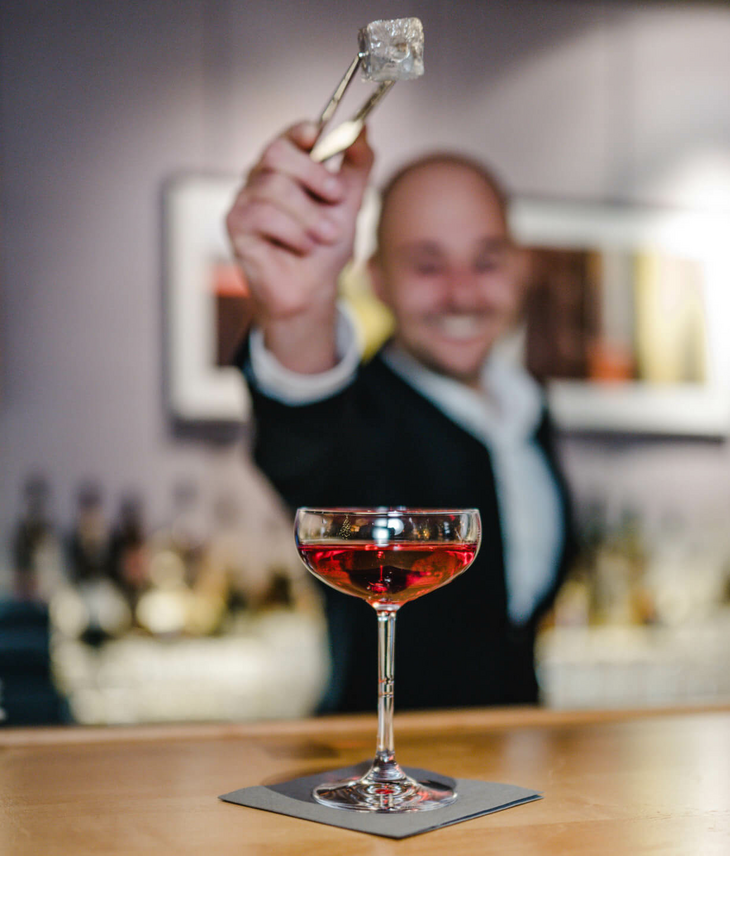 Barkeeper mixt einen Cocktail in The LOUIS Sparkling Bar im LOUIS Hotel in München